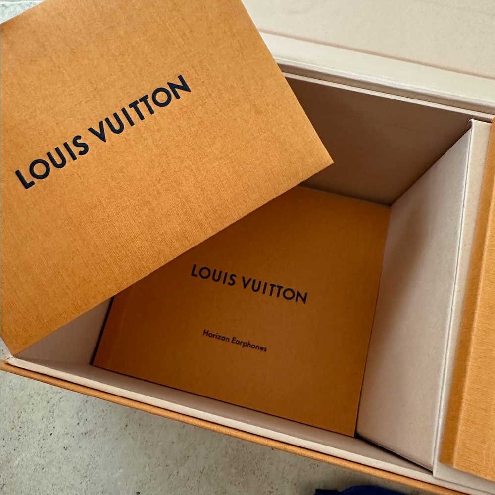 LOUIS VUITTON bluetooth earbuds - Picture 3 of 5